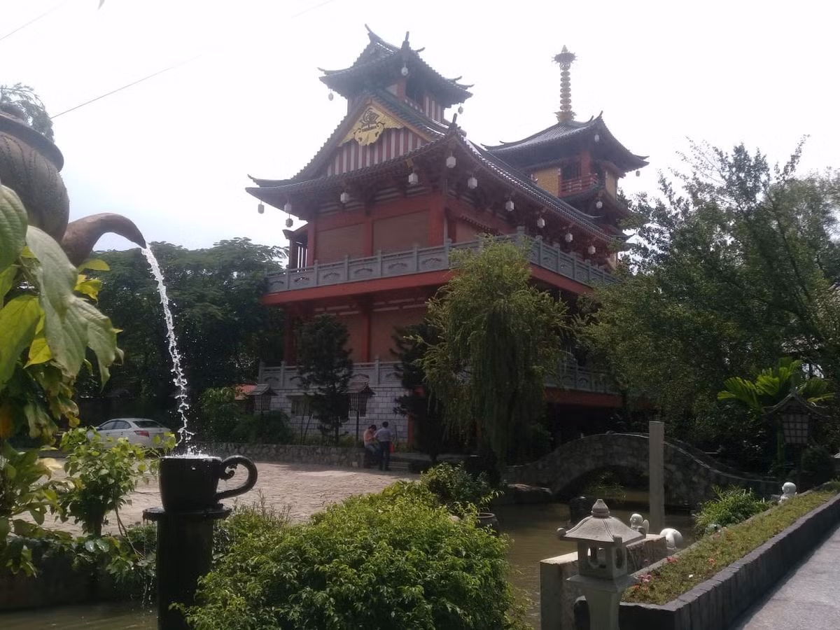 Nét cổ kính của tu viện cùng cảnh sắc thiên nhiên non nước hữu tình khiến cho mọi du khách khi đặt chân đến đây có cảm giác thư thái nhẹ nhàng.