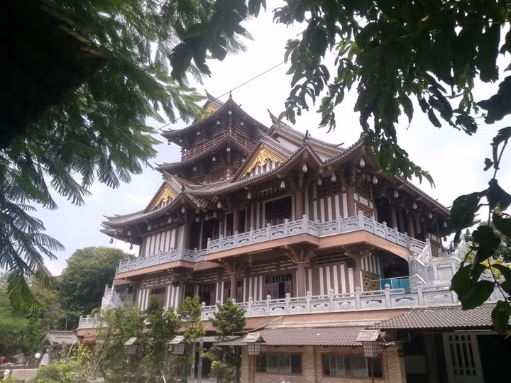 Công trình lớn nhất trong tu viện là chánh điện được xây dựng trang nghiêm với 4 tầng được thiết kế đối xứng nhau với vật liệu chủ yếu là gỗ và đá. 