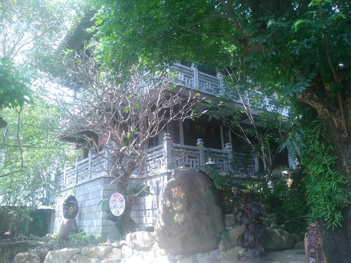 Nằm nấp mình dưới tán cây xanh mát, hòa hợp với thiên nhiên, thất Vô Sự tạo cho mọi người cảm giác vô lo, vô nghĩ, sống chậm hơn với cuộc sống thực tại để cảm nhận cái đẹp của tâm hồn.