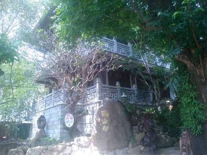 Nằm nấp mình dưới tán cây xanh mát, hòa hợp với thiên nhiên, thất Vô Sự tạo cho mọi người cảm giác vô lo, vô nghĩ, sống chậm hơn với cuộc sống thực tại để cảm nhận cái đẹp của tâm hồn.