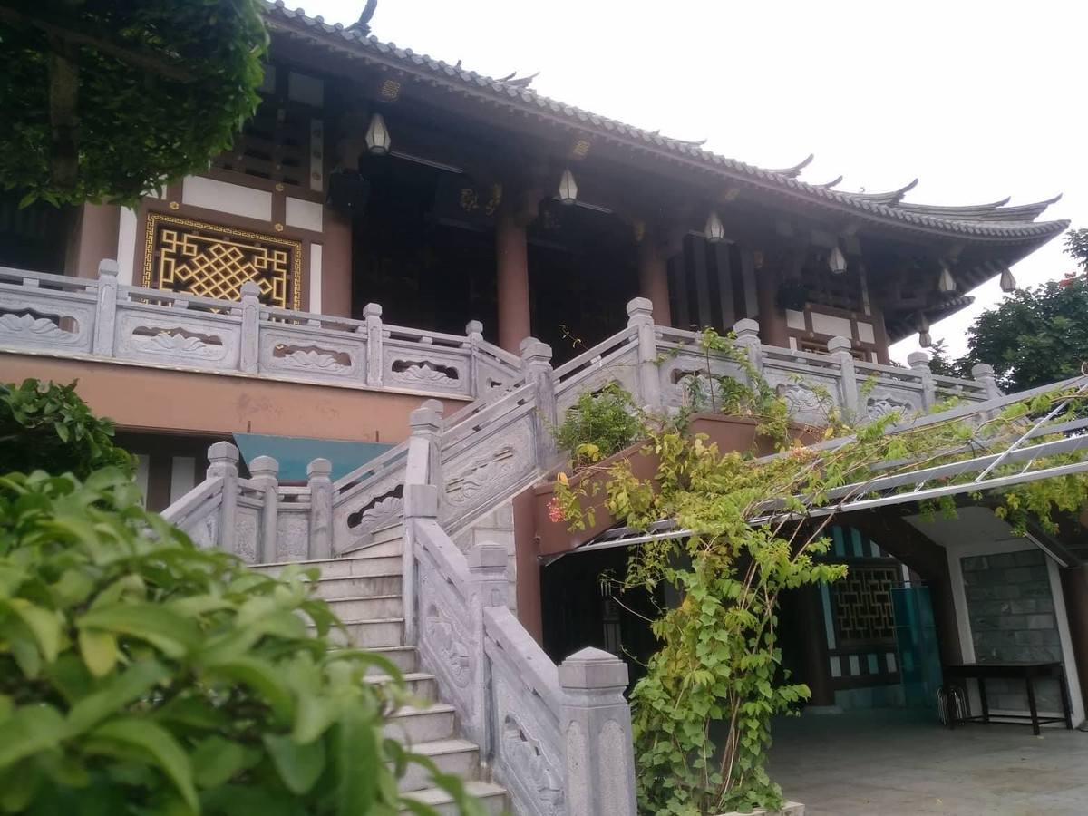 Tu viện Khánh An mang phong cách của Phật giáo Bắc Tông, đậm nét kiến trúc Á đông. Các lối bậc thang được xây bằng đá với hoa văn trạm trổ hình hoa sen. 