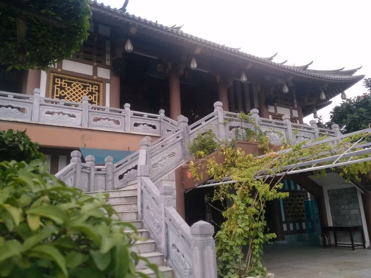 Tu viện Khánh An mang phong cách của Phật giáo Bắc Tông, đậm nét kiến trúc Á đông. Các lối bậc thang được xây bằng đá với hoa văn trạm trổ hình hoa sen. 