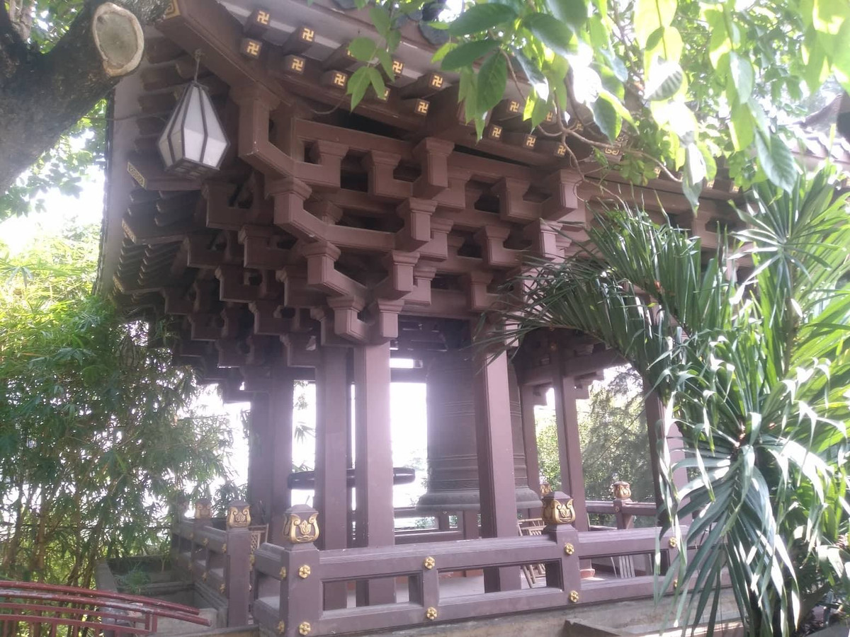 Lầu chuông với kiểu kiến trúc độc đáo được xây dựng một cách rất công phu và tỉ mỉ với các cột kèo chồng lên nhau, như một tuyệt tác hoàn mỹ.