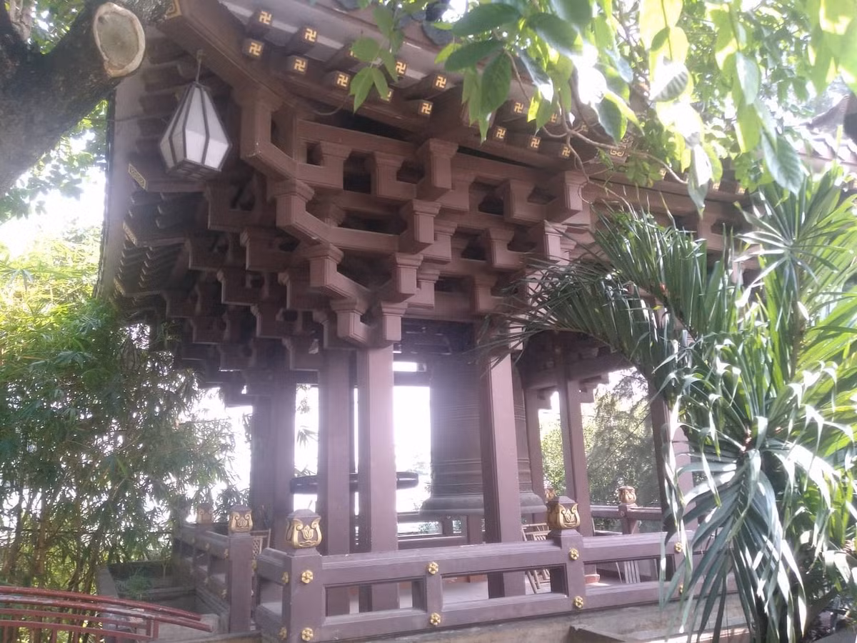 Lầu chuông với kiểu kiến trúc độc đáo được xây dựng một cách rất công phu và tỉ mỉ với các cột kèo chồng lên nhau, như một tuyệt tác hoàn mỹ.