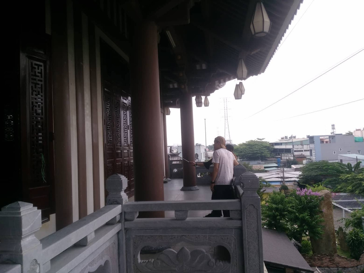 Với vẻ đẹp cổ kính và độc đáo, không ồn ào và náo nhiệt, hàng ngày tu viện đón hàng trăm lượt khách tham quan và chiêm bái lễ Phật.