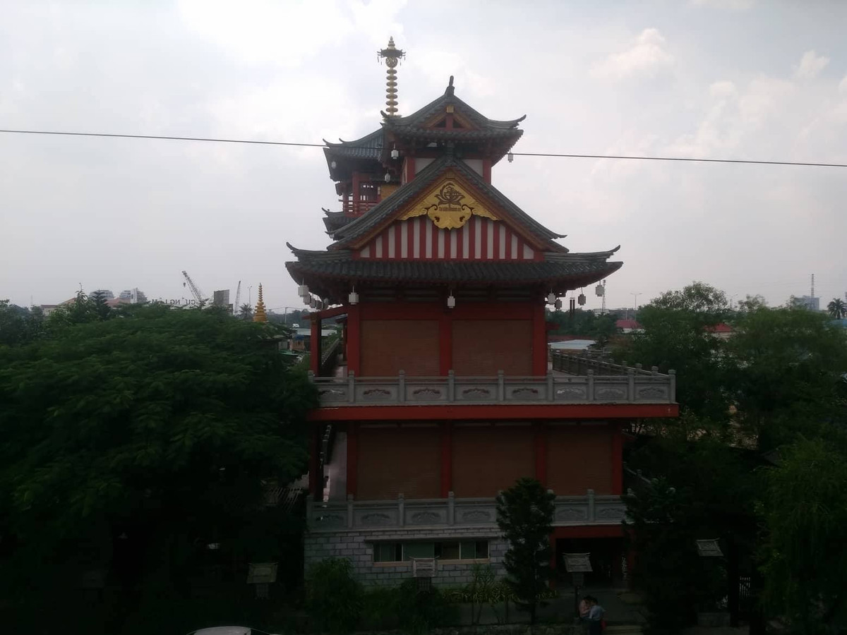 Với gam màu đỏ làm chủ đạo, nhà tăng và khách đường trở nên nổi bật, nhưng vẫn cho thấy sự giản dị, gần gũi, thanh lịch, và làm cho tâm hồn thanh thoát hơn. 