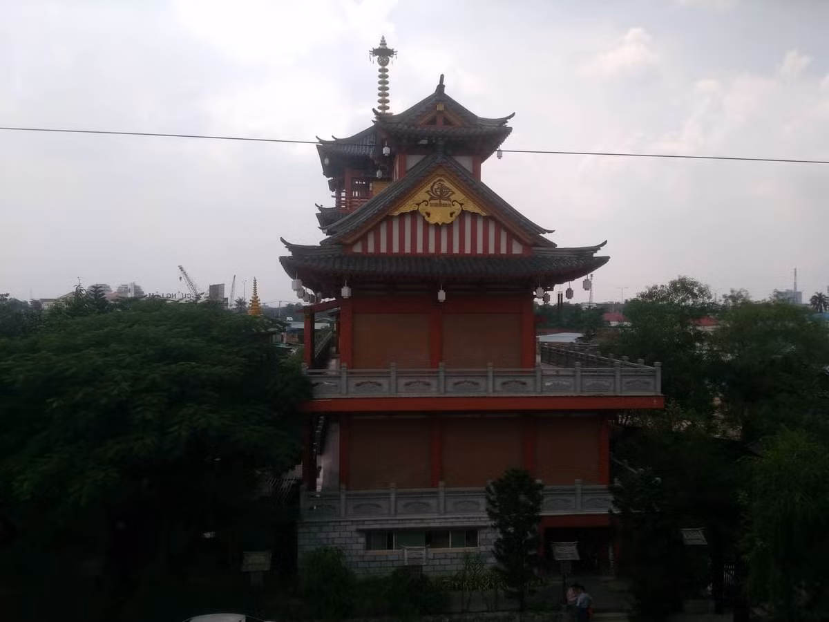 Với gam màu đỏ làm chủ đạo, nhà tăng và khách đường trở nên nổi bật, nhưng vẫn cho thấy sự giản dị, gần gũi, thanh lịch, và làm cho tâm hồn thanh thoát hơn. 