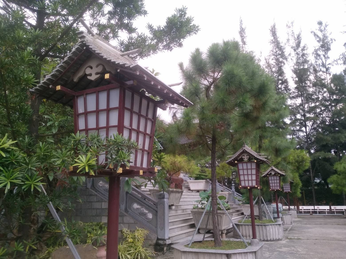 Bên cạnh đó tất cả các công trình lớn hay khuôn viên trong tu viện đều được trang trí những chiếc đèn hình lục giác, tạo nên không gian ấm cúng như chúng ta thường thấy trong những kiểu kiến trúc văn hóa xưa.