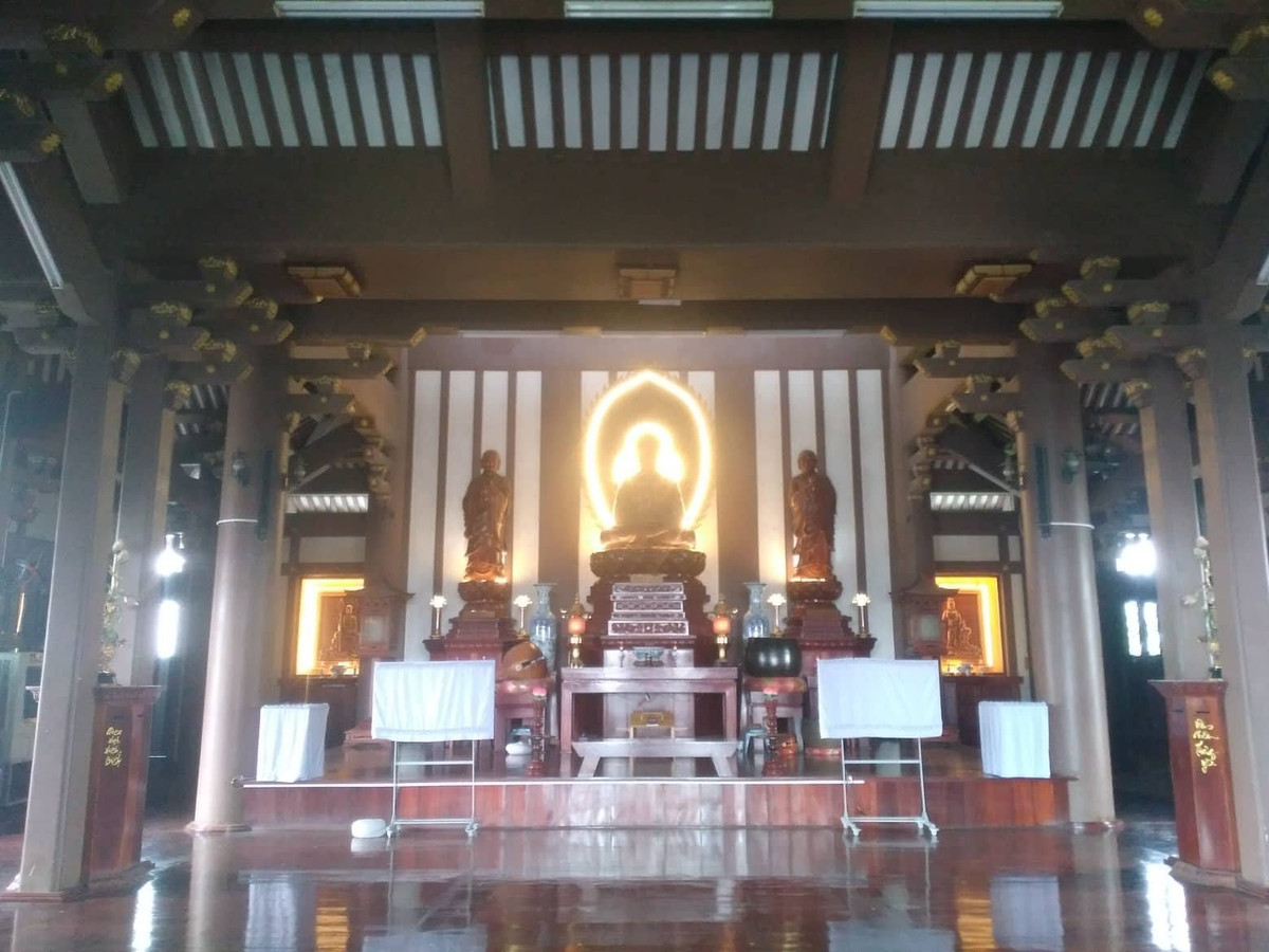 Chánh điện được xây dựng nằm ở tầng 3 với không gian rộng rãi thoáng mát, các cột kèo được trang trí hoa văn tinh xảo tạo nên không gian cổ kính.