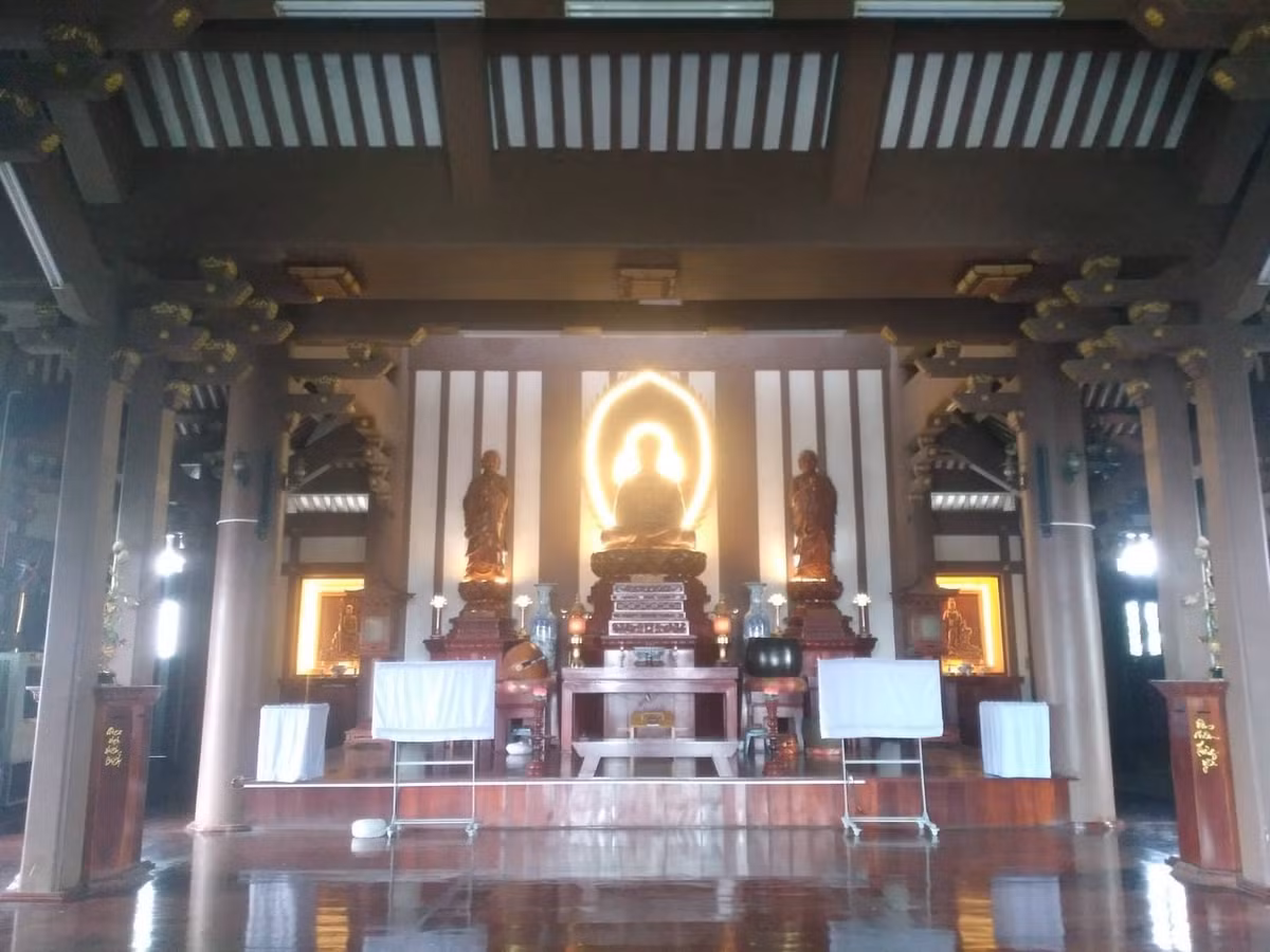 Chánh điện được xây dựng nằm ở tầng 3 với không gian rộng rãi thoáng mát, các cột kèo được trang trí hoa văn tinh xảo tạo nên không gian cổ kính.