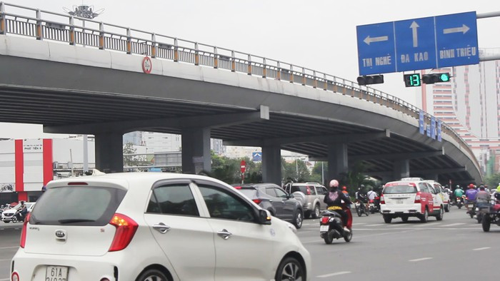 Nhưng khi có Cầu vượt Hành Xanh (quận Bình Thạnh, TP HCM) được đầu tư 188,5 tỷ đồng, cầu đưa vào sử dụng đã giải tỏa được một điểm đen giao thông cho thành phố. (Ảnh: Người đưa tin)