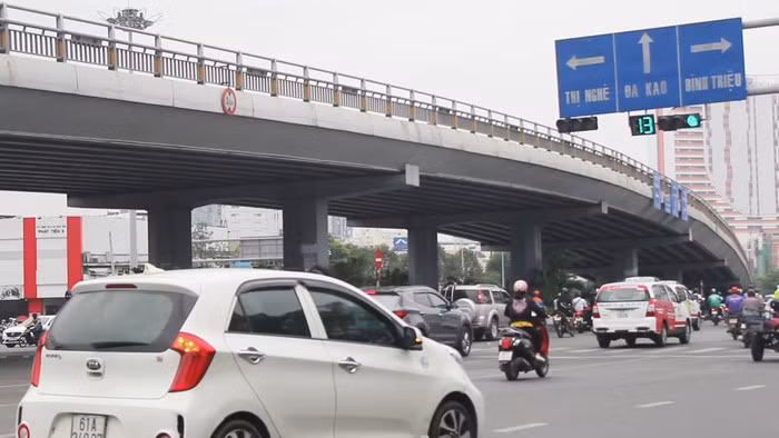 Nhưng khi có Cầu vượt Hành Xanh (quận Bình Thạnh, TP HCM) được đầu tư 188,5 tỷ đồng, cầu đưa vào sử dụng đã giải tỏa được một điểm đen giao thông cho thành phố. (Ảnh: Người đưa tin)