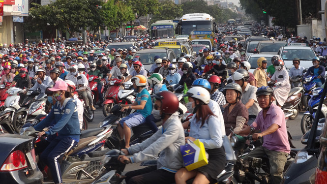 Trước khi thông xe cây cầu chữ Y tại ngã 6 Gò Vấp, nơi đây thường xuyên xảy ra tình trạng ùn ứ. Hàng nghìn phương tiện nối đuôi kéo dài hơn 1 km, nhích từng chút trên đường Nguyễn Kiệm (hướng Nguyễn Oanh – vòng xoay Nguyễn Thái Sơn) khi chưa có cầu chữ Y. Ảnh: Thanh Niên.