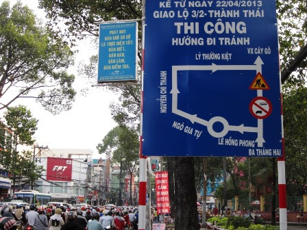 Trước khi thông xe cầu tại nút giao ngã sáu Nguyễn Tri Phương - 3/2 Phương án phân luồng giao thông không có tác dụng. Qua sự so sánh giữa thời điểm trước và sau xây cầu, độc giả có thể thấy rõ được hiệu quả giảm tải ùn tắc giao thông nếu dồn lực cho việc giải quyết ùn tắc giao thông. Ảnh: Dân Trí.