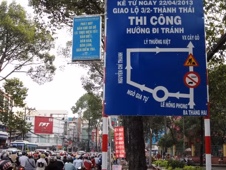 Trước khi thông xe cầu tại nút giao ngã sáu Nguyễn Tri Phương - 3/2 Phương án phân luồng giao thông không có tác dụng. Qua sự so sánh giữa thời điểm trước và sau xây cầu, độc giả có thể thấy rõ được hiệu quả giảm tải ùn tắc giao thông nếu dồn lực cho việc giải quyết ùn tắc giao thông. Ảnh: Dân Trí.