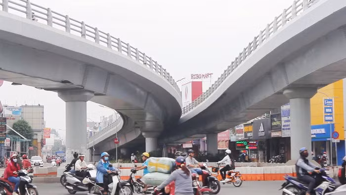 Cầu vượt ngã sáu Gò Vấp (quận Gò Vấp) có hình chữ Y, vốn đầu tư 405,7 tỷ đồng. Theo sở Giao thông –Vận tải TP.HCM, cầu vượt ngã sáu Gò Vấp sẽ giúp giảm thiểu 80% tình trạng kẹt xe tại nút giao thông. Ảnh: Người Đưa tin.