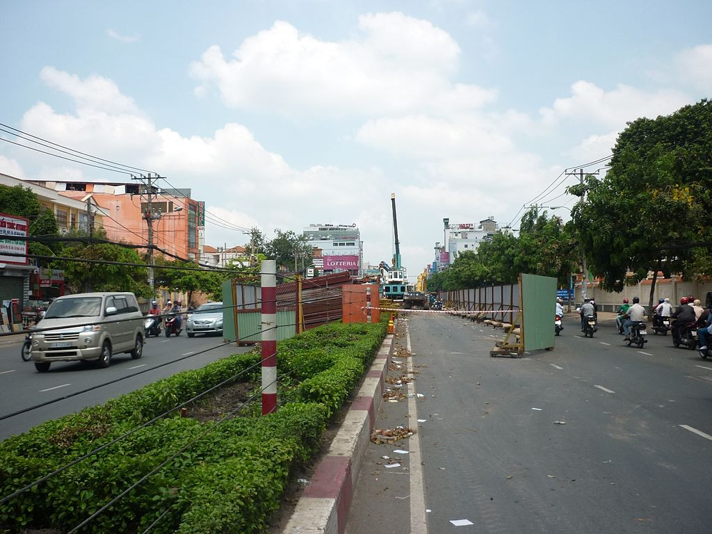 Trước khi xây cây cầu vượt Cộng Hòa - Hoàng Hoa Thám, tại khu vực này thường xảy ra ùn ứ trong giờ tan tầm. Với mức đầu tư như cầu vượt Cộng Hòa - Hoàng Hoa Thám là 245 tỷ đồng, thì 1.500 tỷ cũng đủ xây 6 cây cầu tương tự. Ảnh: internet.