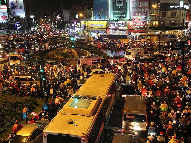 Trước khi cầu vượt Lăng Cha Cả được đưa vào thông xe, tại đây thường xuyên xảy ra ùn tắc, đặc biệt vào giờ tan tầm. Trong ảnh là thời điểm chụp trước khi có cầu vượt Lăng Cha. Ảnh: Hoàng Giang/PLO.VN