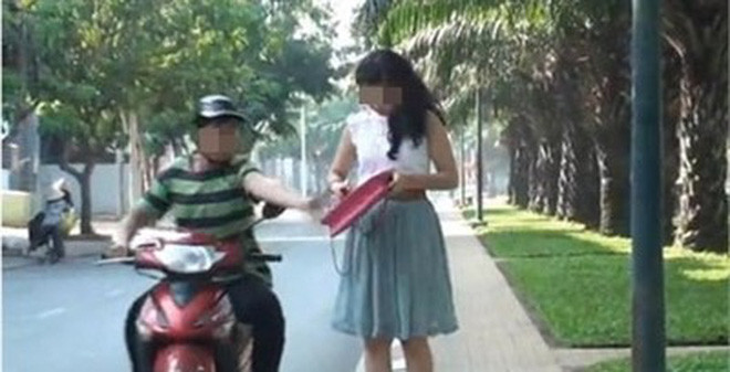 Cô gái bị 2 tên nghiện uy hiếp trên đê vắng, cướp 100 triệu đồng Co gai bi 2 ten nghien uy hiep tren de vang, cuop 100 trieu dong