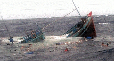 Tàu cá bị chìm ở Trường Sa, 44 ngư dân thoát chết Tau ca bi chim o Truong Sa, 44 ngu dan thoat chet