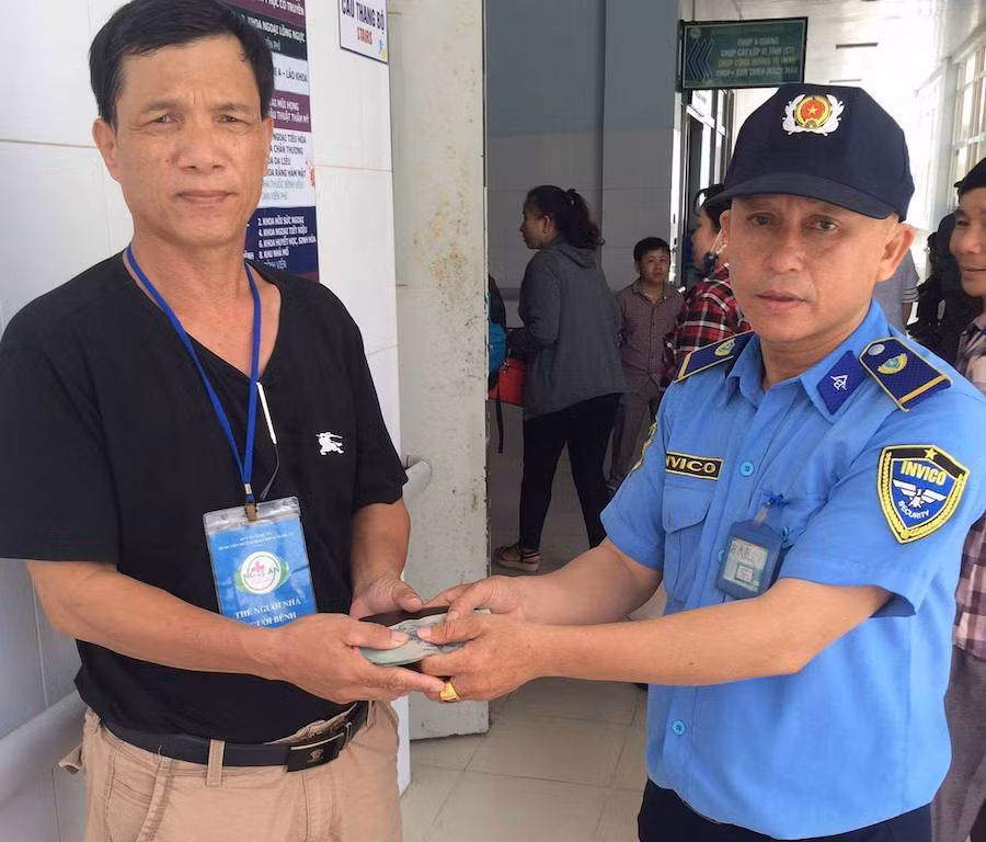 Nhat duoc 20 trieu, ve si tim benh nhan de tra lai