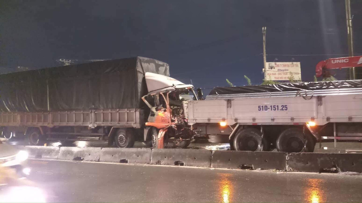 2 xe dam nhau, tai xe mac ket trong cabin hoang loan keu cuu-Hinh-2