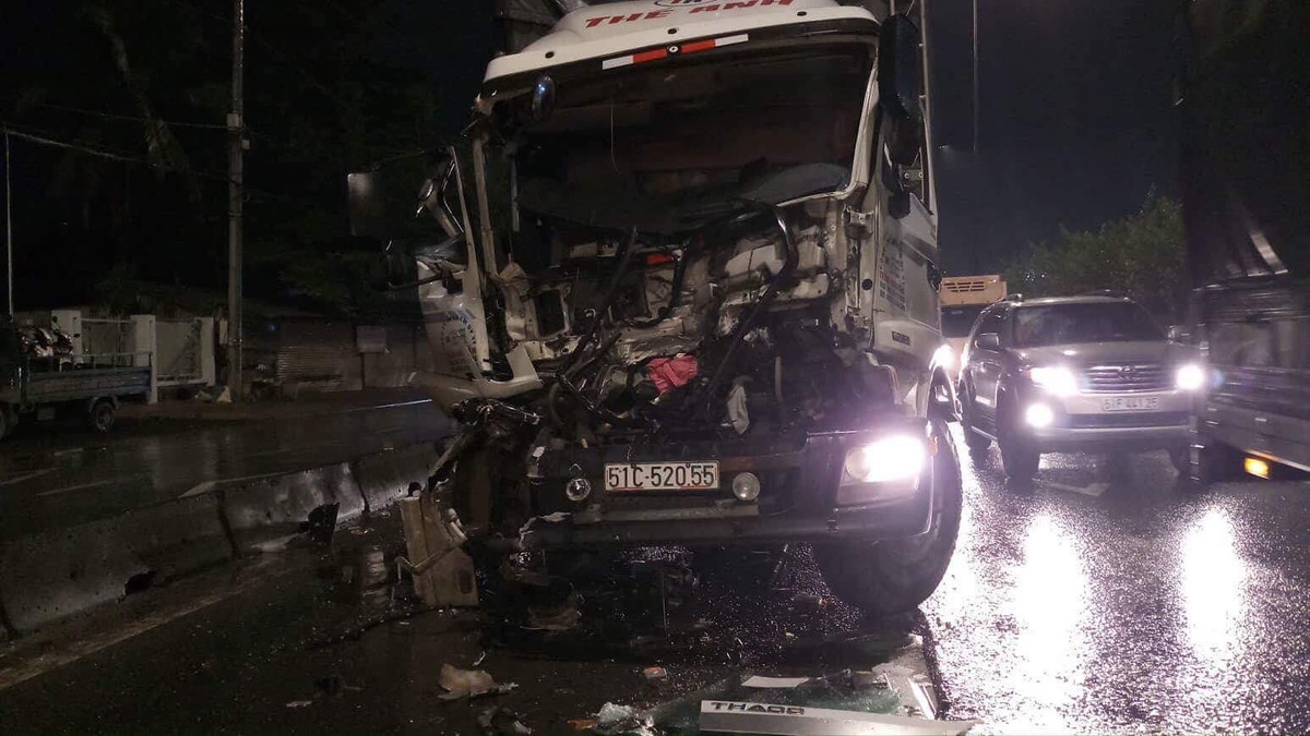 2 xe dam nhau, tai xe mac ket trong cabin hoang loan keu cuu