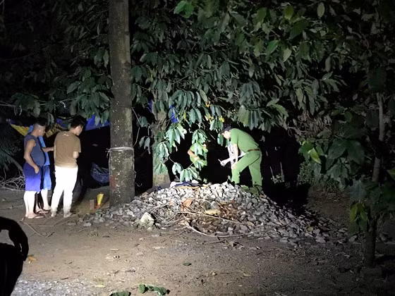 Phat hien thi the nguoi dan ong nam ben goc cay sau troi mua-Hinh-2