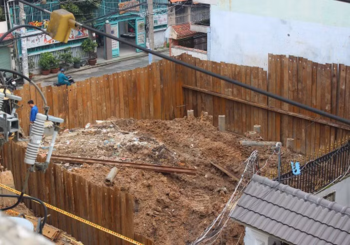 TP.HCM: Phát hiện 4 quả bom khủng khi đào móng nhà TP.HCM: Phat hien 4 qua bom khung khi dao mong nha