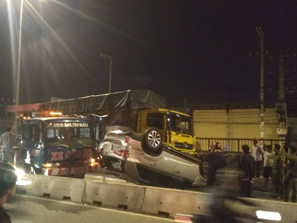 Ô tô lật ngửa sau va chạm, 4 người mắc kẹt trong xe hoảng loạn cầu cứu O to lat ngua sau va cham, 4 nguoi mac ket trong xe hoang loan cau cuu