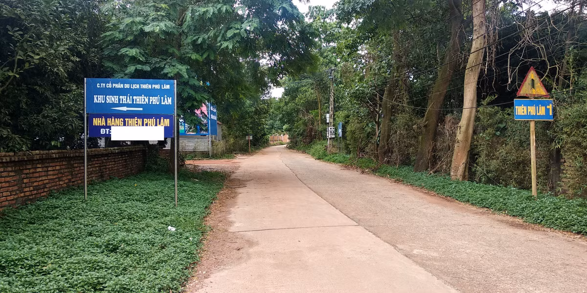 Khu đất xây biệt thự của gia đình Mỹ Linh có vị trí khá thuận lợi khi cổng vào biệt thự đối diện với khu sinh thái Thiên Phú Lâm (xã Minh Phú, Sóc Sơn, Hà Nội).