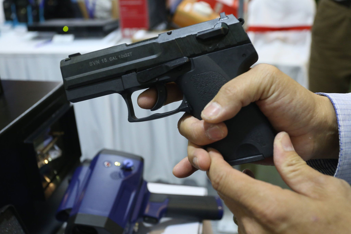 Súng ngắn SVN 15 CAL 10X22T được giới thiệu tại triển lãm.