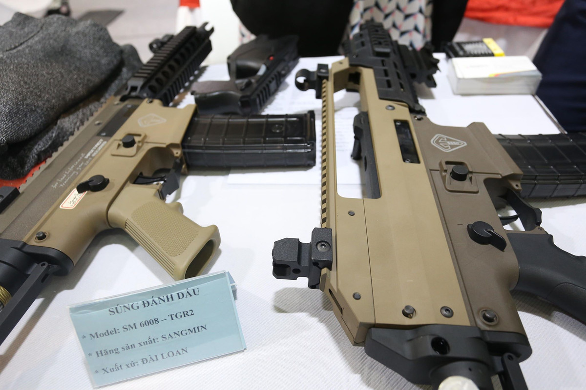 Nhiều máy móc, thiết bị, công nghệ An ninh - Quốc phòng của các đơn vị tham gia được vận hành trực tiếp để giới thiệu với khách tham quan. Triển lãm quy tụ nhiều thương hiệu nổi tiếng trong ngành như Brahmos, Nexter, MBDA, SIBAT, Israel Weapon Industry, FMS, IWI, Nimda, Tara Aerospace, Reutech, Avigilon, STC, DNTIC, Thăng Long BCA. Trong ảnh: Súng đánh dấu của hãng Sangmin, Đài Loan giới thiệu tại triển lãm.