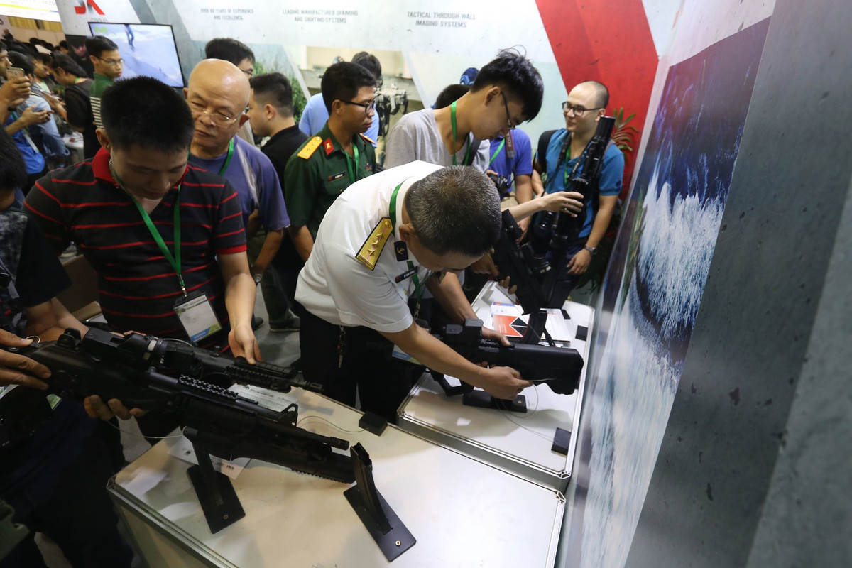 Triển lãm này được Cục Trang bị và Kho vận của Bộ Công an tổ chức thường niên, nhằm giới thiệu những sản phẩm vũ khí trang bị của các cường quốc trên thế giới, cũng như tìm kiếm cơ hội hợp tác với Việt Nam. Đây là lần thứ ba sự kiện này được tổ chức. Trong ảnh: Các nhà sản xuất đang giới thiệu sản phẩm với du khách tham quan.