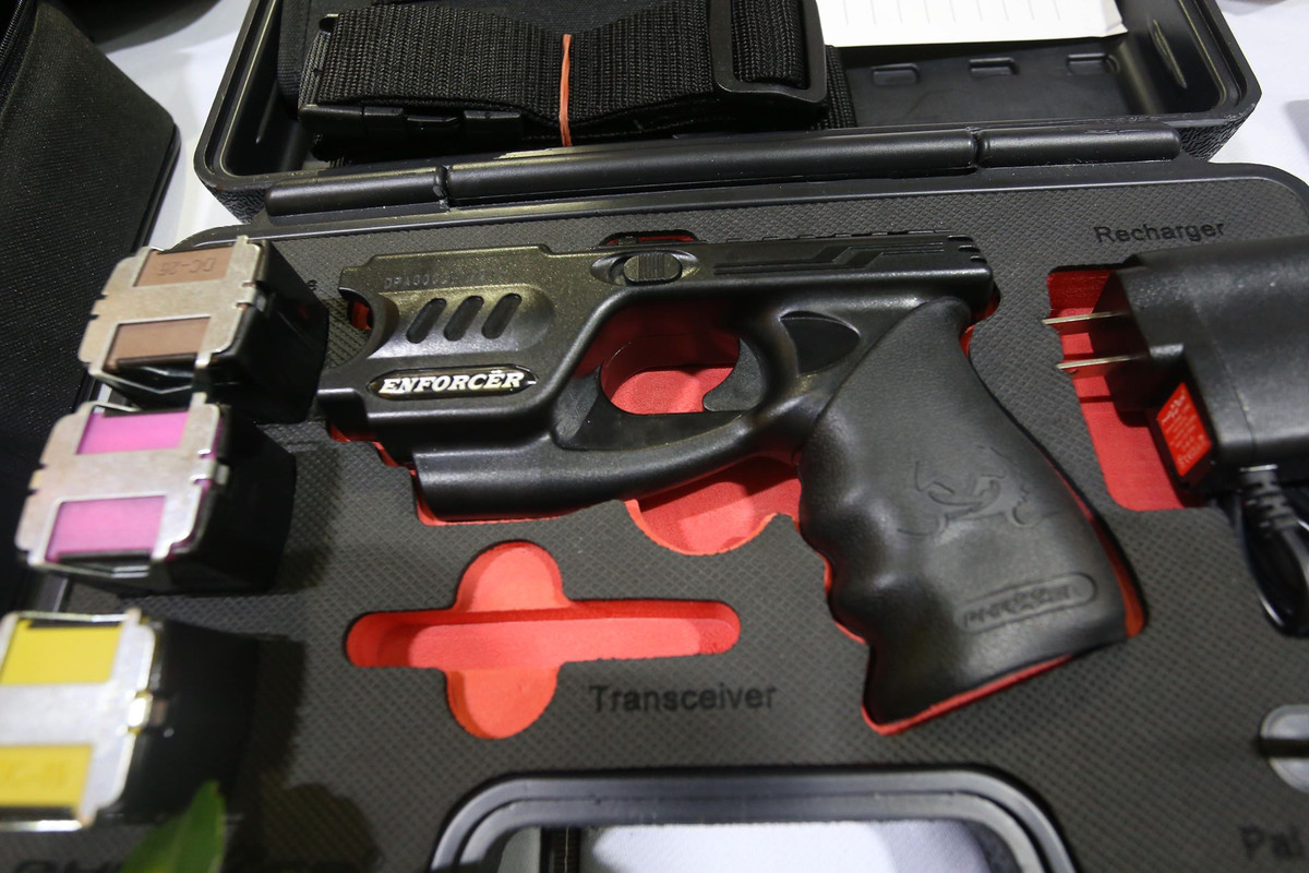 Triển lãm mở cửa tự do để phục khách tham quan có thể trực tiếp trải nghiệm các loại vũ khí được trưng bày trong các gian hàng. Trong ảnh: Mẫu súng điện Enforcer của tập đoàn Phazzer, Mỹ được trưng bày tại triển lãm.