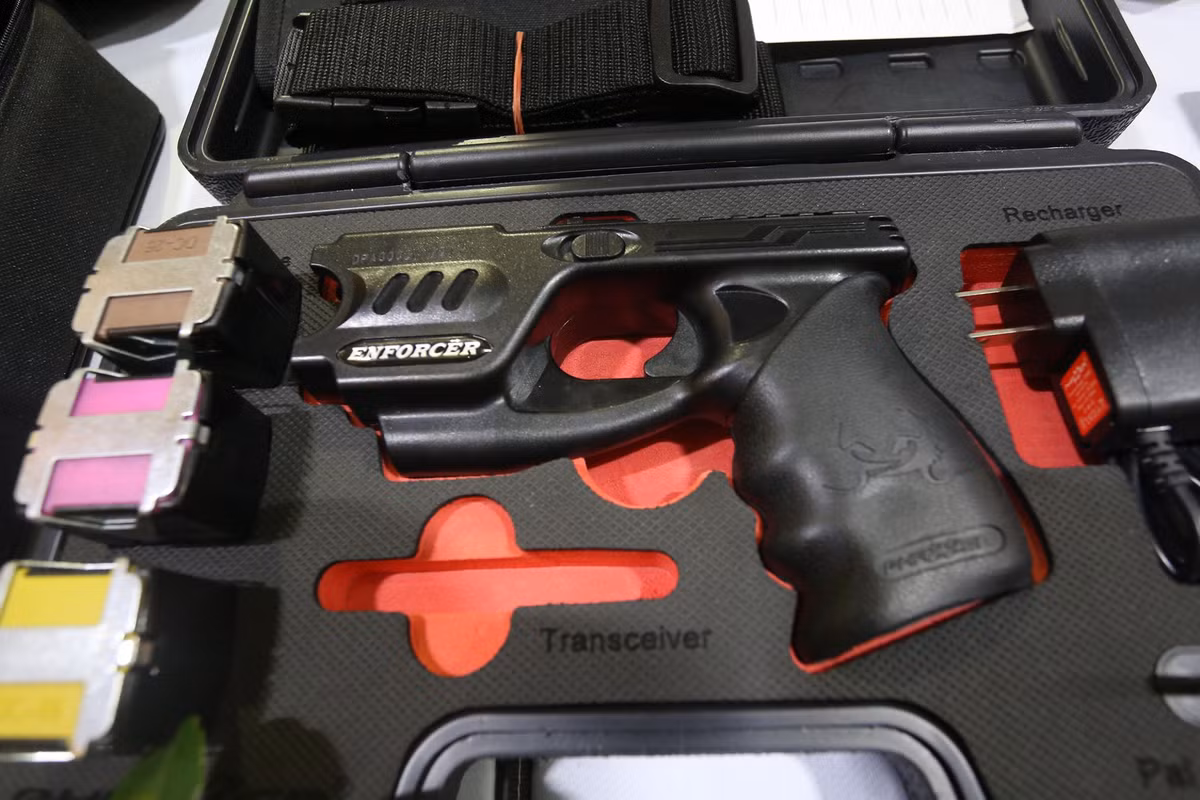 Triển lãm mở cửa tự do để phục khách tham quan có thể trực tiếp trải nghiệm các loại vũ khí được trưng bày trong các gian hàng. Trong ảnh: Mẫu súng điện Enforcer của tập đoàn Phazzer, Mỹ được trưng bày tại triển lãm.