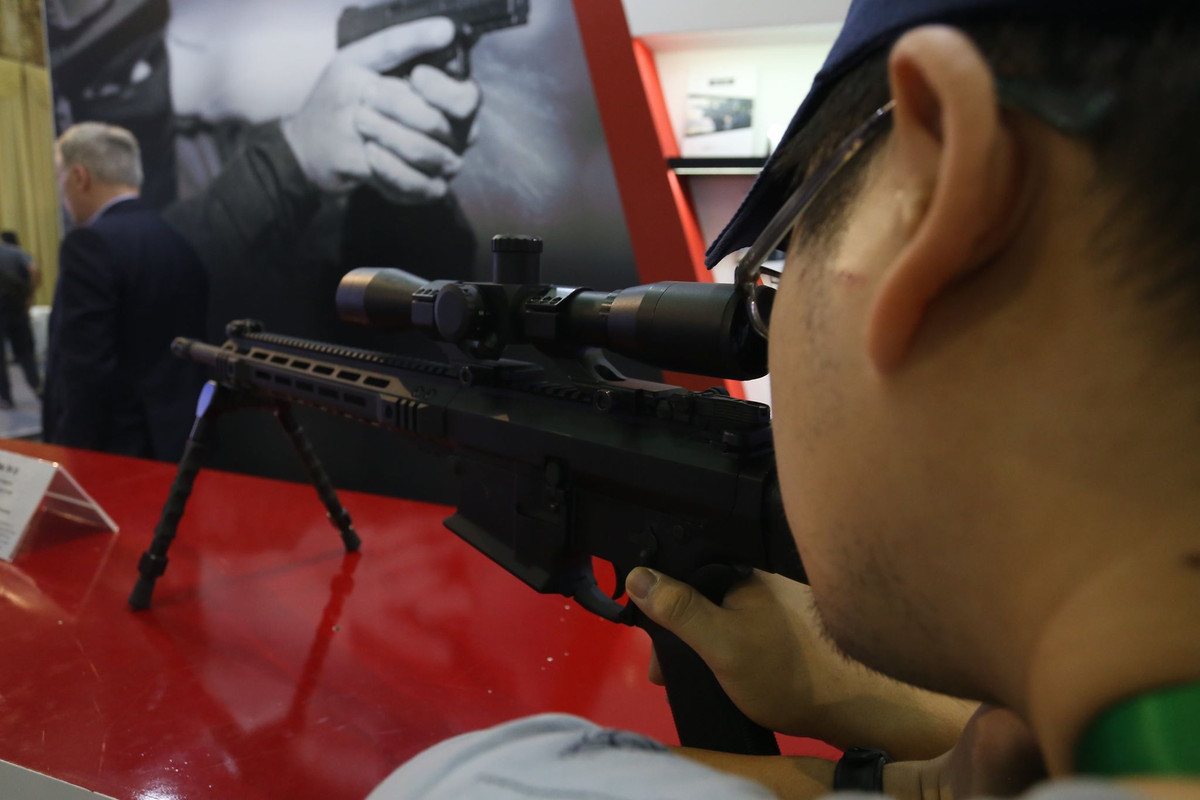 Người xem triển lãm được tận mắt trên tay một mẫu súng trường ngắm tự động.