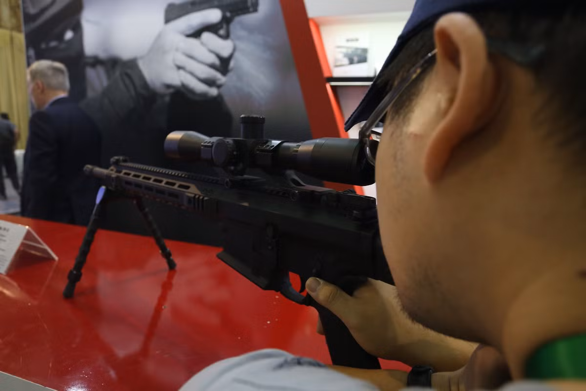 Người xem triển lãm được tận mắt trên tay một mẫu súng trường ngắm tự động.