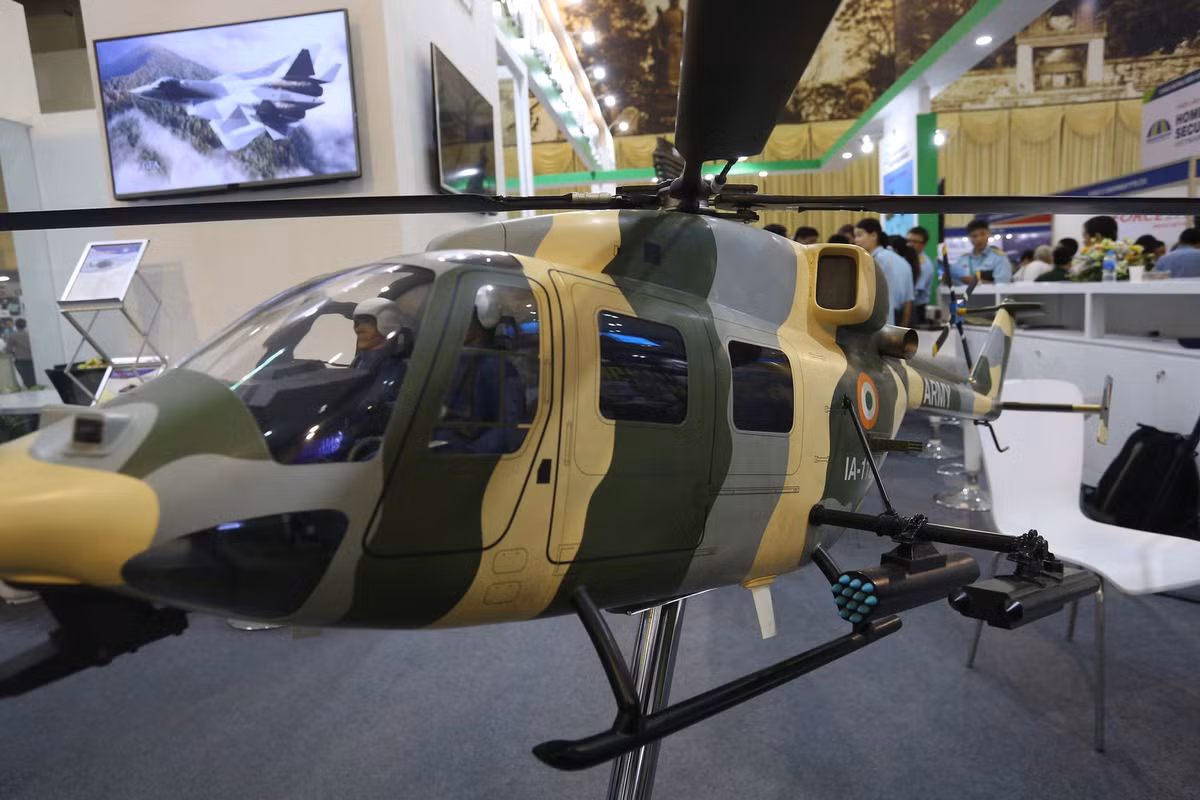 Trong ảnh là mô hình mẫu máy bay trực thăng vũ trang HAL Dhruv của Tập đoàn công nghiệp hàng không Ấn Độ HAL tại HSE 2018.