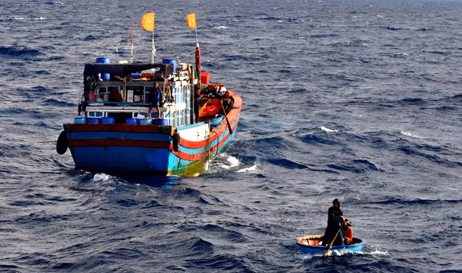 Tim kiem 2 ngu dan roi xuong bien mat tich