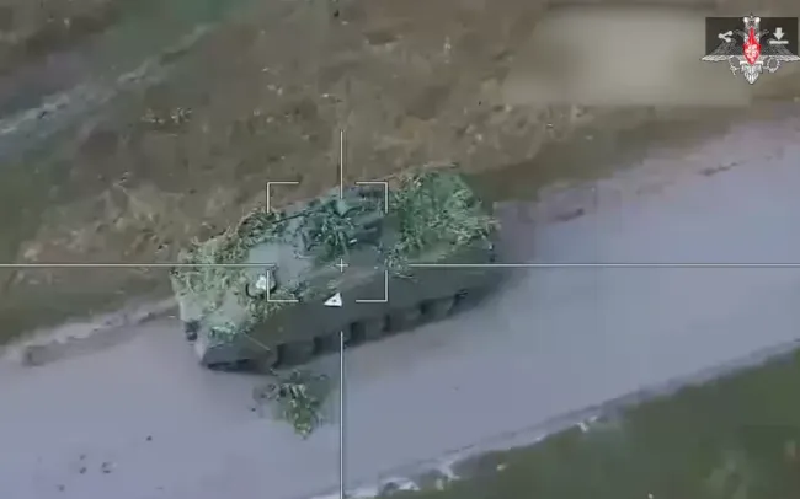 Sau đó, Quân đội Ukraine tập trung lực lượng tại khu vực sân chơi và thiết lập công sự phòng thủ tại đây. Quân đội Nga sử dụng máy bay không người lái và pháo binh để tấn công các vị trí của Ukraine trong khu vực này. Sau khi phá hủy một đoàn xe bọc thép của Ukraine tại sân chơi bằng tên lửa Iskander, quân Ukraine đã rút lui về phía nam đến khu vực trang trại trong làng, nơi có hàng chục nhà kho lớn. Ảnh: Bộ Quốc phòng Nga.