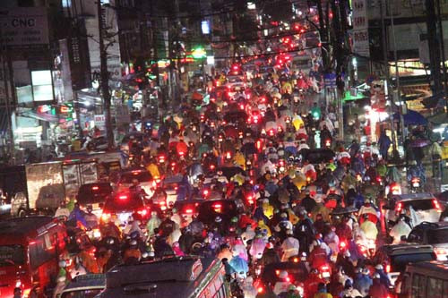 Phương tiện từ các hướng đường đổ về đường Xô Viết Nghệ Tĩnh, quận Bình Thạnh.