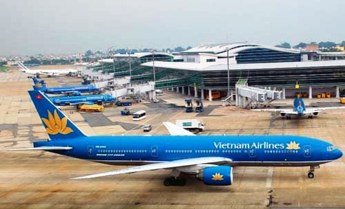 Nhiều chuyến bay của các hãng hàng không tại sân bay Tân Sơn Nhất không thể cất, hạ cánh suốt hơn 1 tiếng đồng hồ do ảnh hưởng của mưa, giông chiều 2/11. Ảnh minh hoạ.