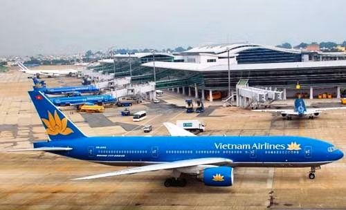 Nhiều chuyến bay của các hãng hàng không tại sân bay Tân Sơn Nhất không thể cất, hạ cánh suốt hơn 1 tiếng đồng hồ do ảnh hưởng của mưa, giông chiều 2/11. Ảnh minh hoạ.