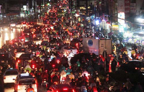 Dòng xe nhích từng chút để vượt qua khu vực kẹt xe.