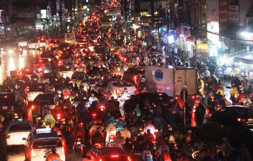 Dòng xe nhích từng chút để vượt qua khu vực kẹt xe.