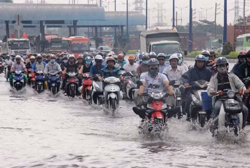 Ngay đầu cầu Rạch Chiếc trên XLHN (nối quận Thủ Đức và quận 2), nước ngập nặng ảnh hưởng đến tình hình giao thông.
