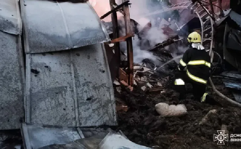 Kể từ khi chiến tranh bùng nổ, gần một nửa các cơ sở năng lượng của Ukraine đã bị Quân đội Nga phá hủy, và tình trạng cắt điện luân phiên đã trở thành điều thường xuyên. Đồng thời, ông cũng cảnh báo rằng Quân đội Nga đã tích trữ một lượng lớn tên lửa, với ý đồ làm suy yếu khả năng phát điện của Ukraine trước khi mùa đông khắc nghiệt ập đến. Ảnh: State Emergency Service of Ukraine.