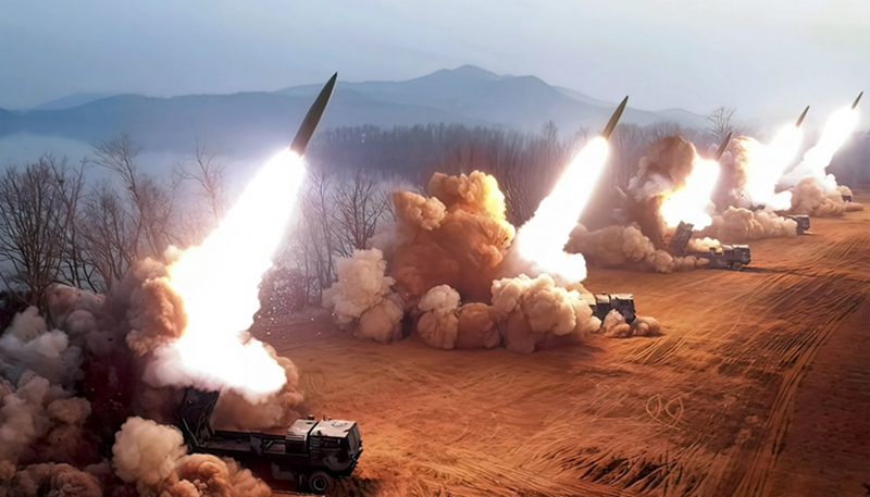 Trong số đó, cuộc không kích ngày 28/11 có quy mô lớn nhất, với việc Nga phóng 91 tên lửa các loại và 97 máy bay không người lái, trong đó một số tên lửa Kalibr còn mang theo bom chùm. Những quả bom con này có đường kính khoảng 10 cm, trông giống như một quả cầu kim loại, được trang bị cơ chế tự hủy và có thể phát nổ bất cứ lúc nào. Ảnh: Euro News.