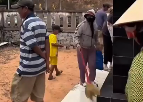 Bát nháo nạn “xin đểu” tại nghĩa trang TP Phan Thiết, công an vào cuộc Bat nhao nan “xin deu” tai nghia trang TP Phan Thiet, cong an vao cuoc